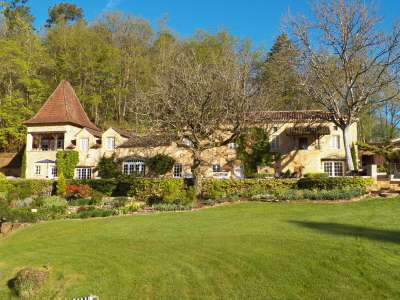 Income Producing 10 bedroom Manor House for sale with countryside view in Puy l'Eveque, Midi-Pyrenees
